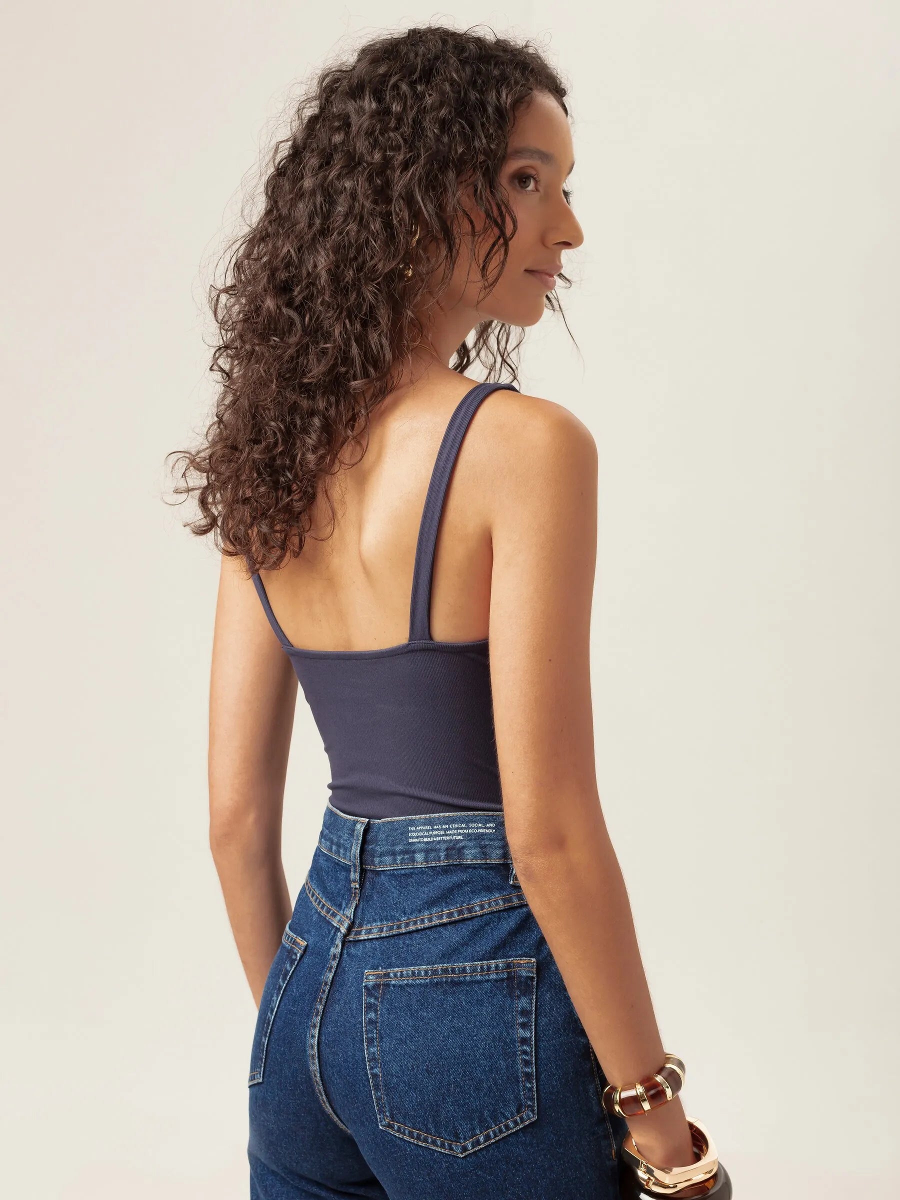 Body Decote V Papoula de Viscose FSC™ Azul Escuro Essencial 365. Compre online moda sustentável e atemporal na Minimadeia, marca slow fashion de roupas femininas. Foto produto MAR26 07