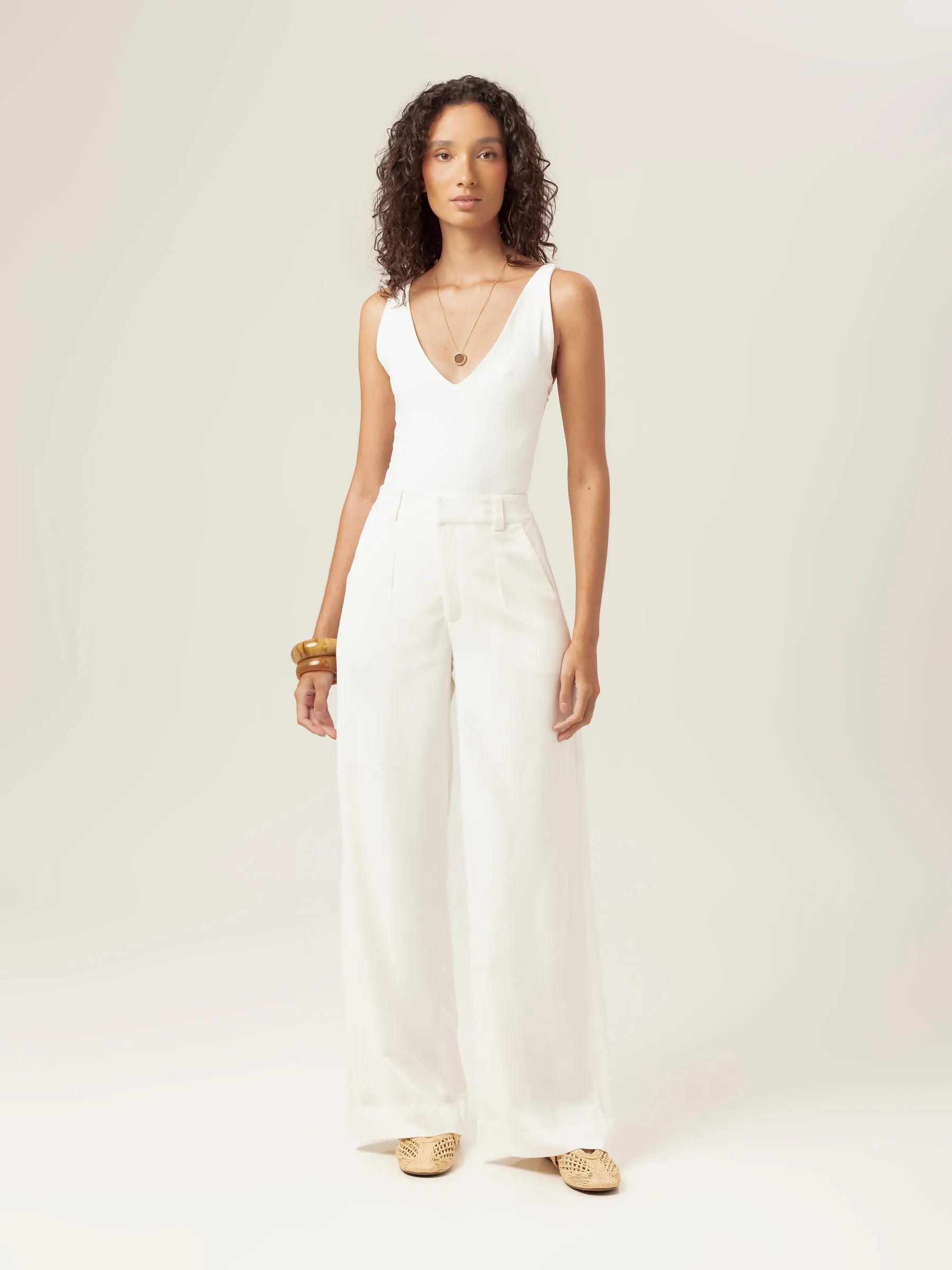 Body Decote V Papoula de Viscose FSC™ Branco Essencial 365. Compre online moda sustentável e atemporal na Minimadeia, marca slow fashion de roupas femininas. Foto produto MAR26 01