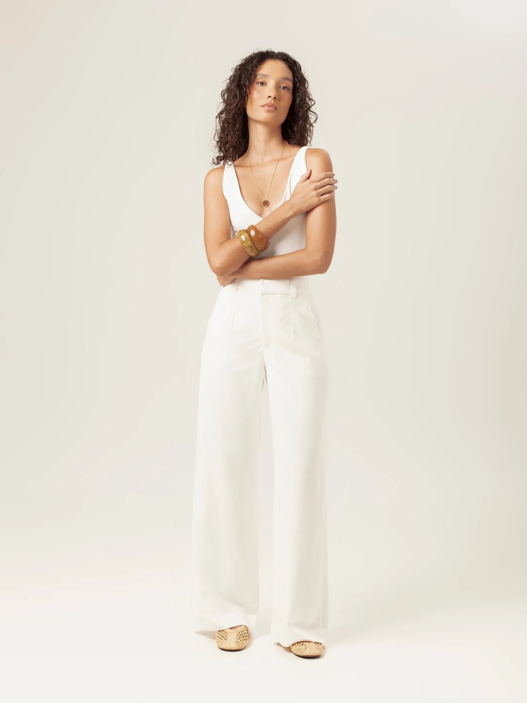Body Decote V Papoula de Viscose FSC™ Branco Essencial 365. Compre online moda sustentável e atemporal na Minimadeia, marca slow fashion de roupas femininas. Foto produto MAR26 02