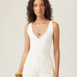 Body Decote V Papoula de Viscose FSC™ Branco Essencial 365. Compre online moda sustentável e atemporal na Minimadeia, marca slow fashion de roupas femininas. Foto produto MAR26 03