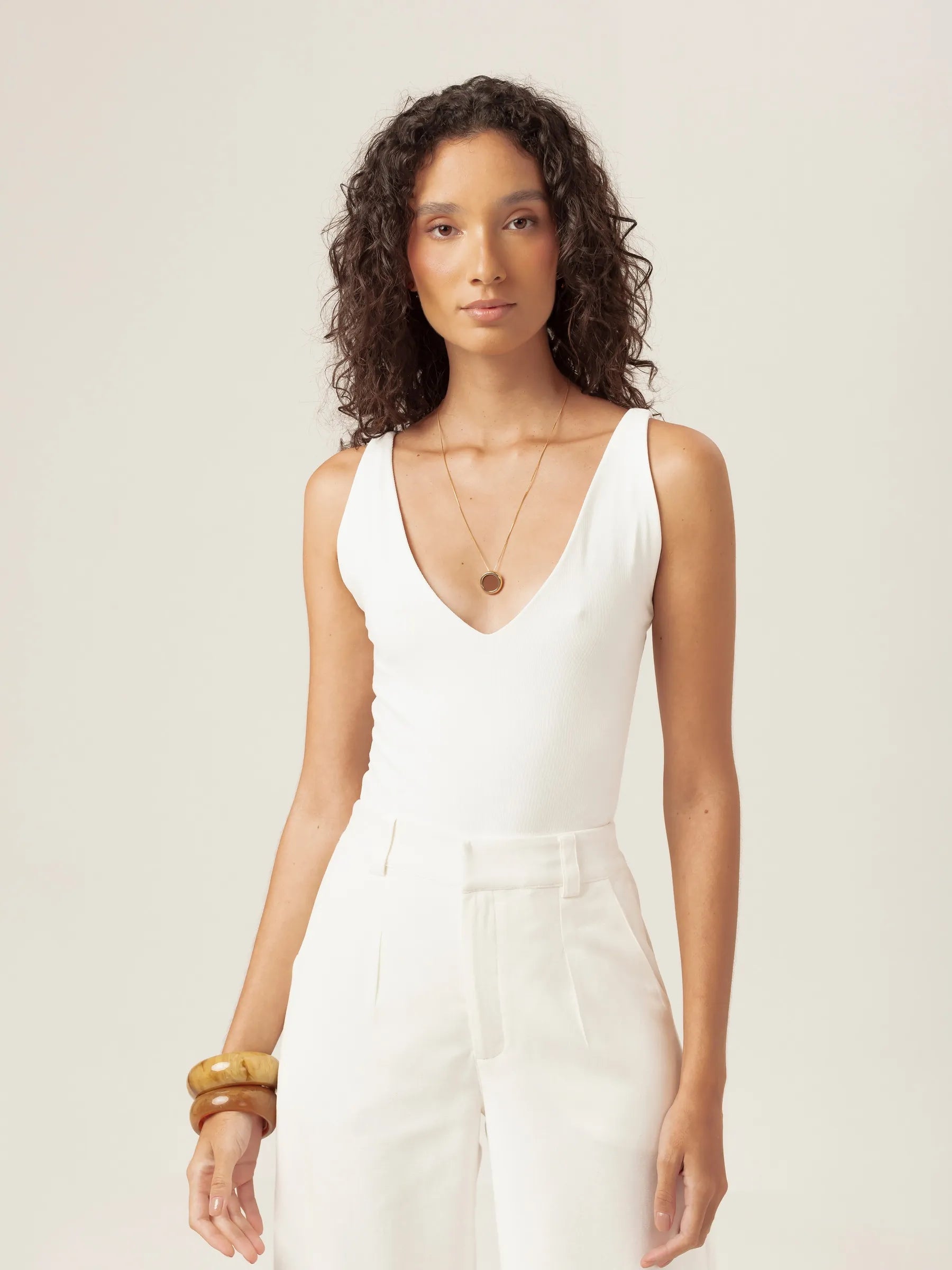 Body Decote V Papoula de Viscose FSC™ Branco Essencial 365. Compre online moda sustentável e atemporal na Minimadeia, marca slow fashion de roupas femininas. Foto produto MAR26 03