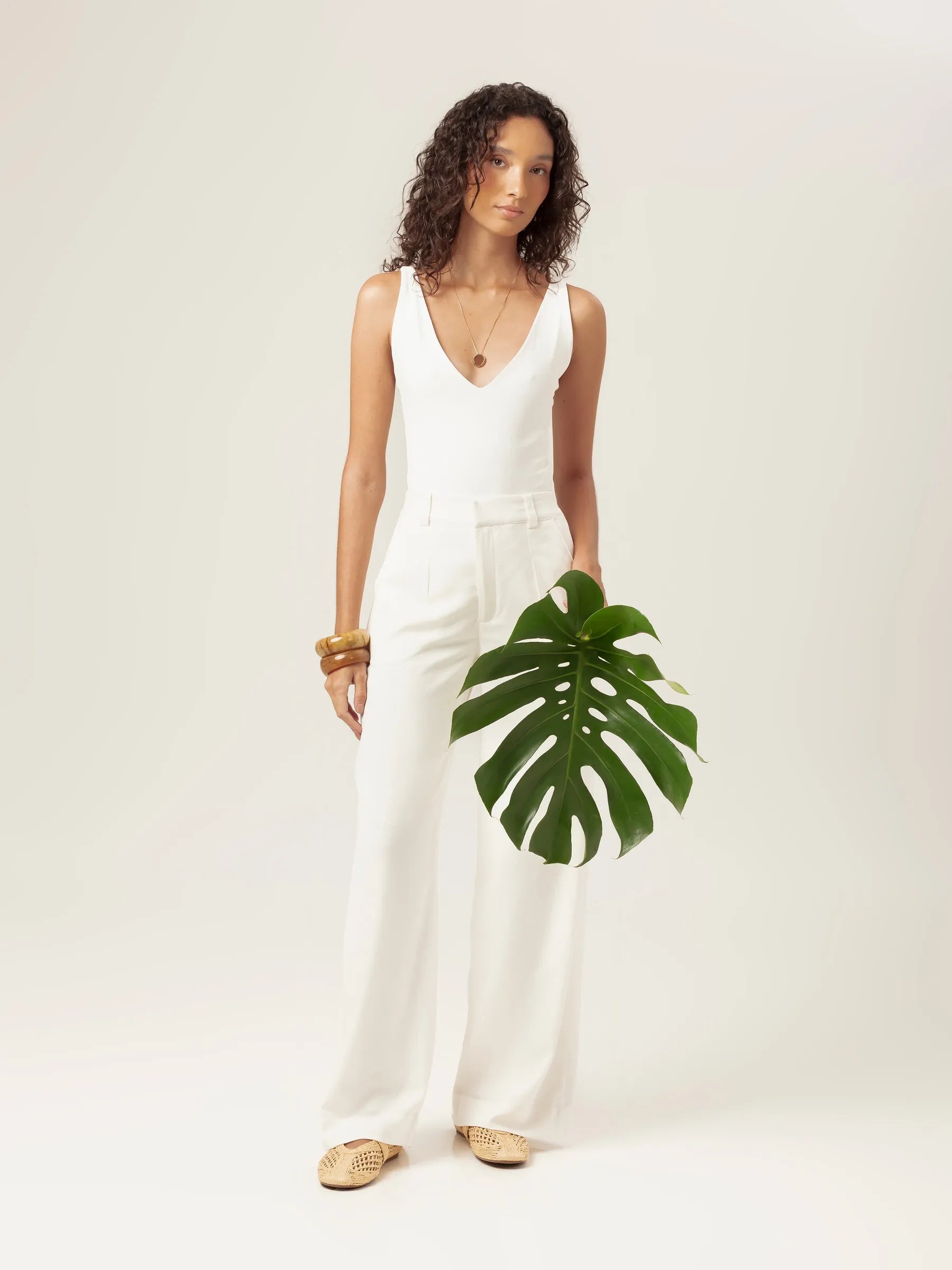 Body Decote V Papoula de Viscose FSC™ Branco Essencial 365. Compre online moda sustentável e atemporal na Minimadeia, marca slow fashion de roupas femininas. Foto produto MAR26 04