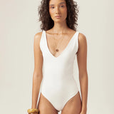 Body Decote V Papoula de Viscose FSC™ Branco Essencial 365. Compre online moda sustentável e atemporal na Minimadeia, marca slow fashion de roupas femininas. Foto produto MAR26 07