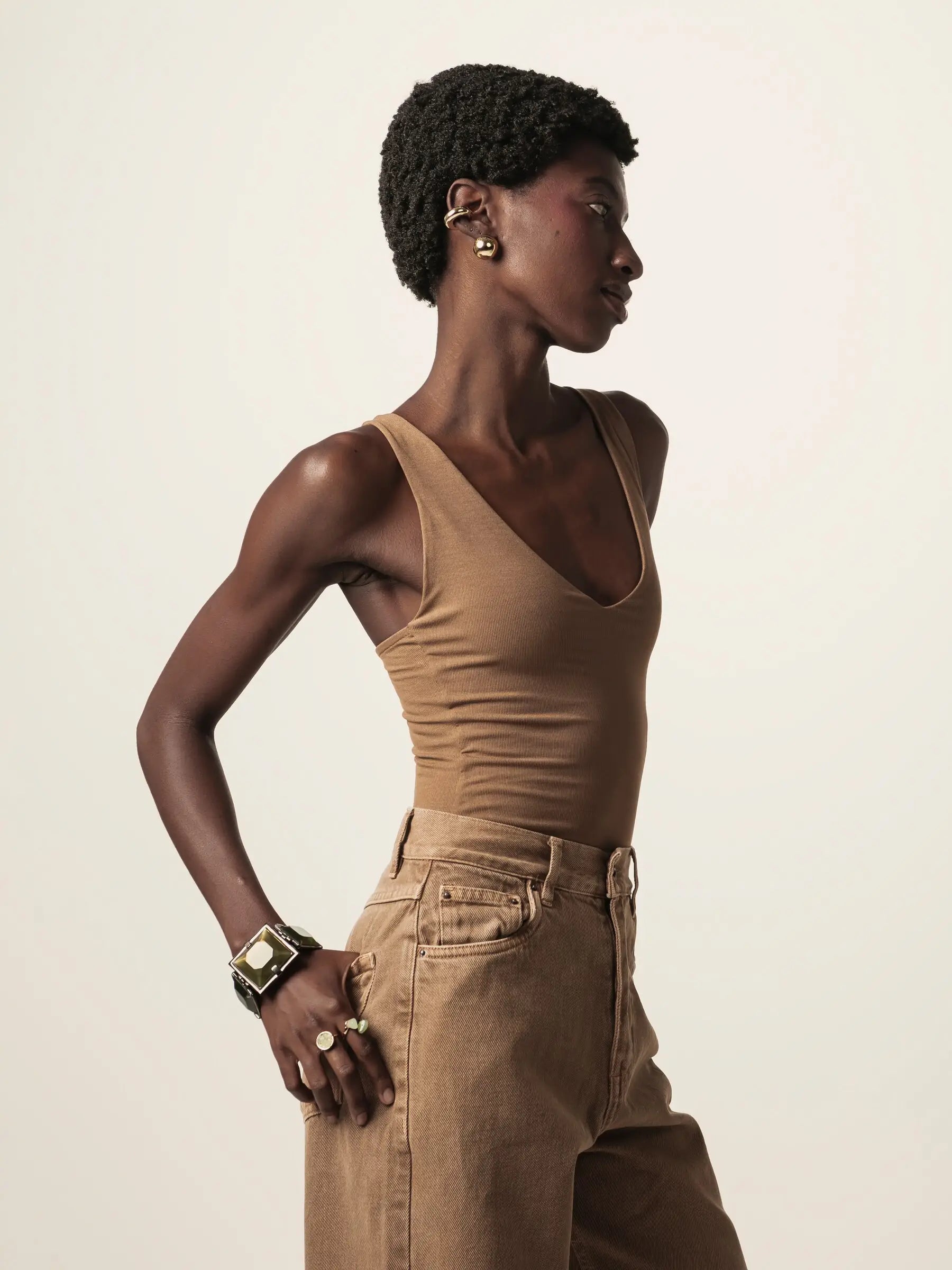 Body Decote V Papoula de Viscose FSC™ Marrom Claro Essencial 365. Compre online moda sustentável e atemporal na Minimadeia, marca slow fashion de roupas femininas. Foto produto JUN26 01