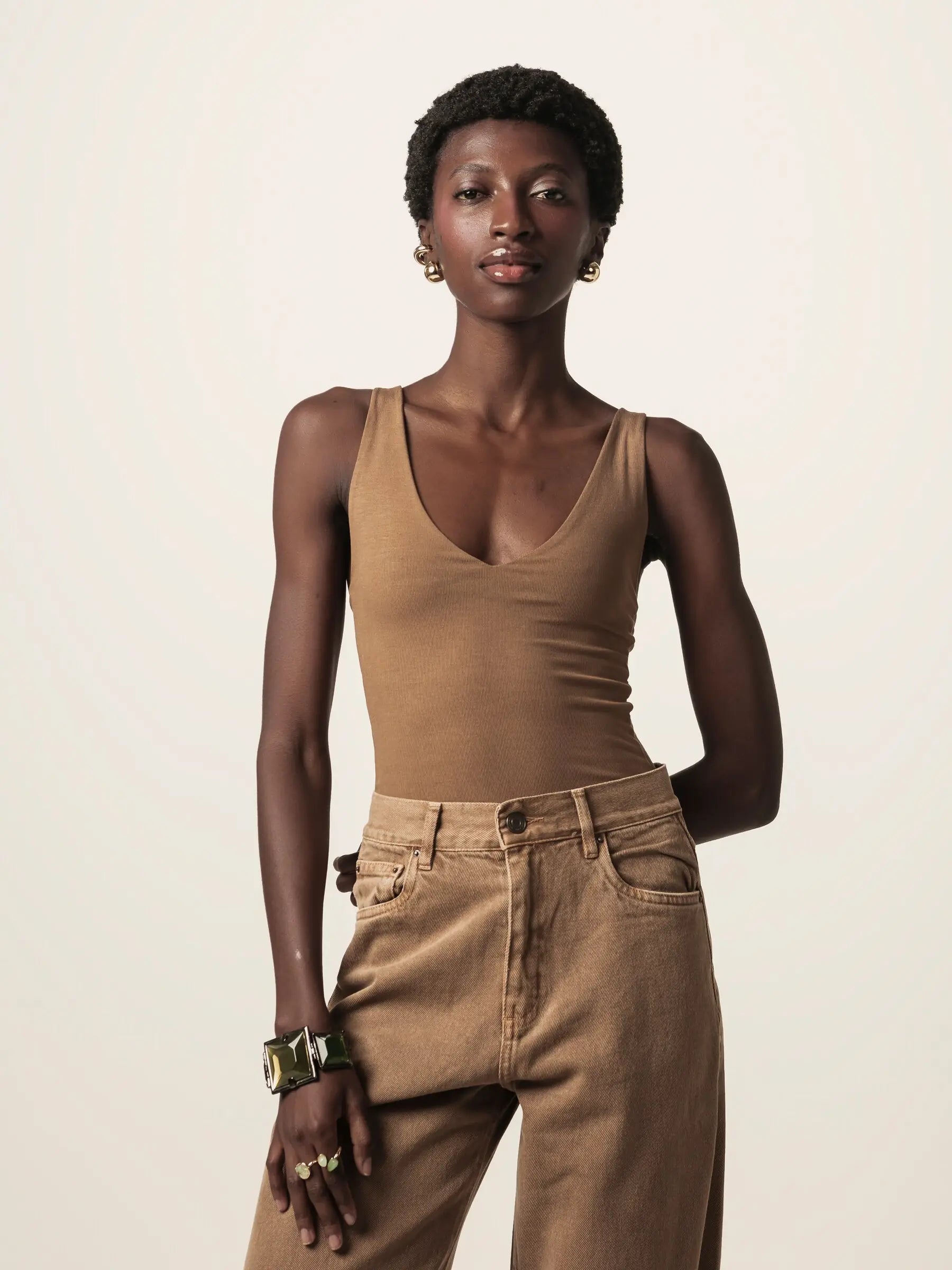 Body Decote V Papoula de Viscose FSC™ Marrom Claro Essencial 365. Compre online moda sustentável e atemporal na Minimadeia, marca slow fashion de roupas femininas. Foto produto JUN26 02