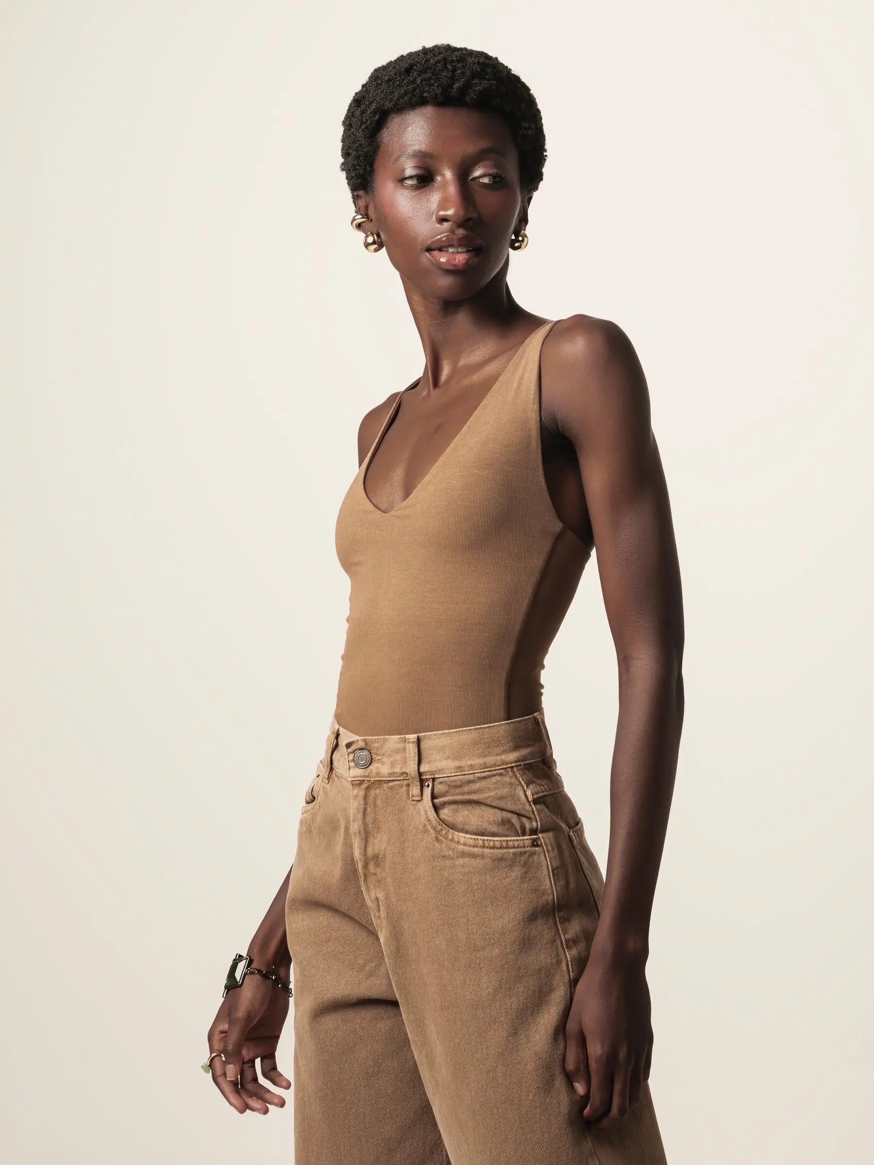 Body Decote V Papoula de Viscose FSC™ Marrom Claro Essencial 365. Compre online moda sustentável e atemporal na Minimadeia, marca slow fashion de roupas femininas. Foto produto JUN26 03