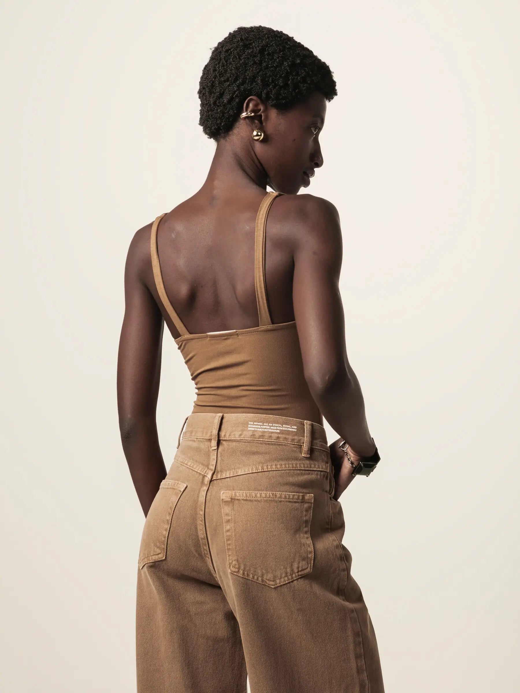 Body Decote V Papoula de Viscose FSC™ Marrom Claro Essencial 365. Compre online moda sustentável e atemporal na Minimadeia, marca slow fashion de roupas femininas. Foto produto JUN26 04