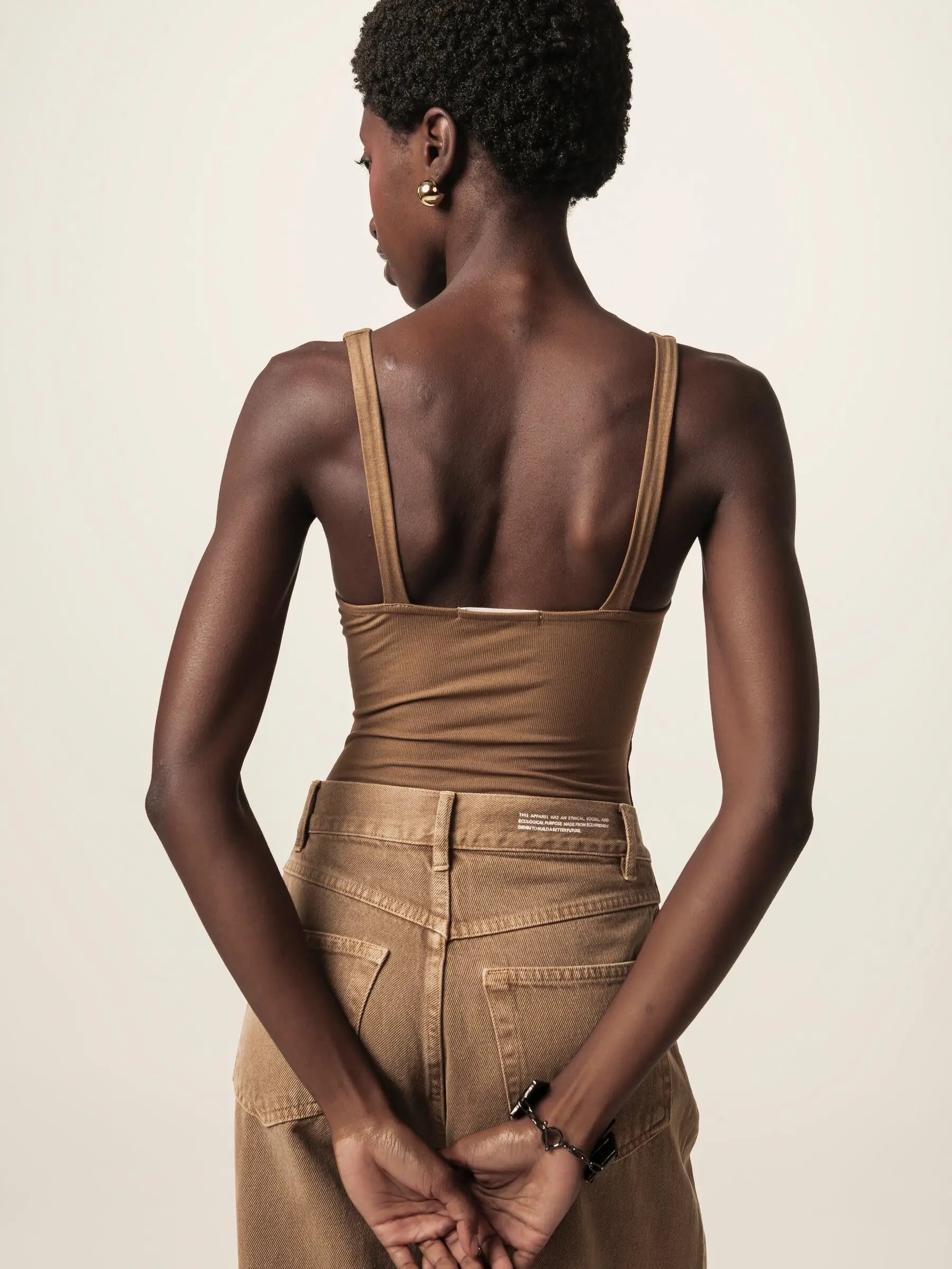 Body Decote V Papoula de Viscose FSC™ Marrom Claro Essencial 365. Compre online moda sustentável e atemporal na Minimadeia, marca slow fashion de roupas femininas. Foto produto JUN26 05