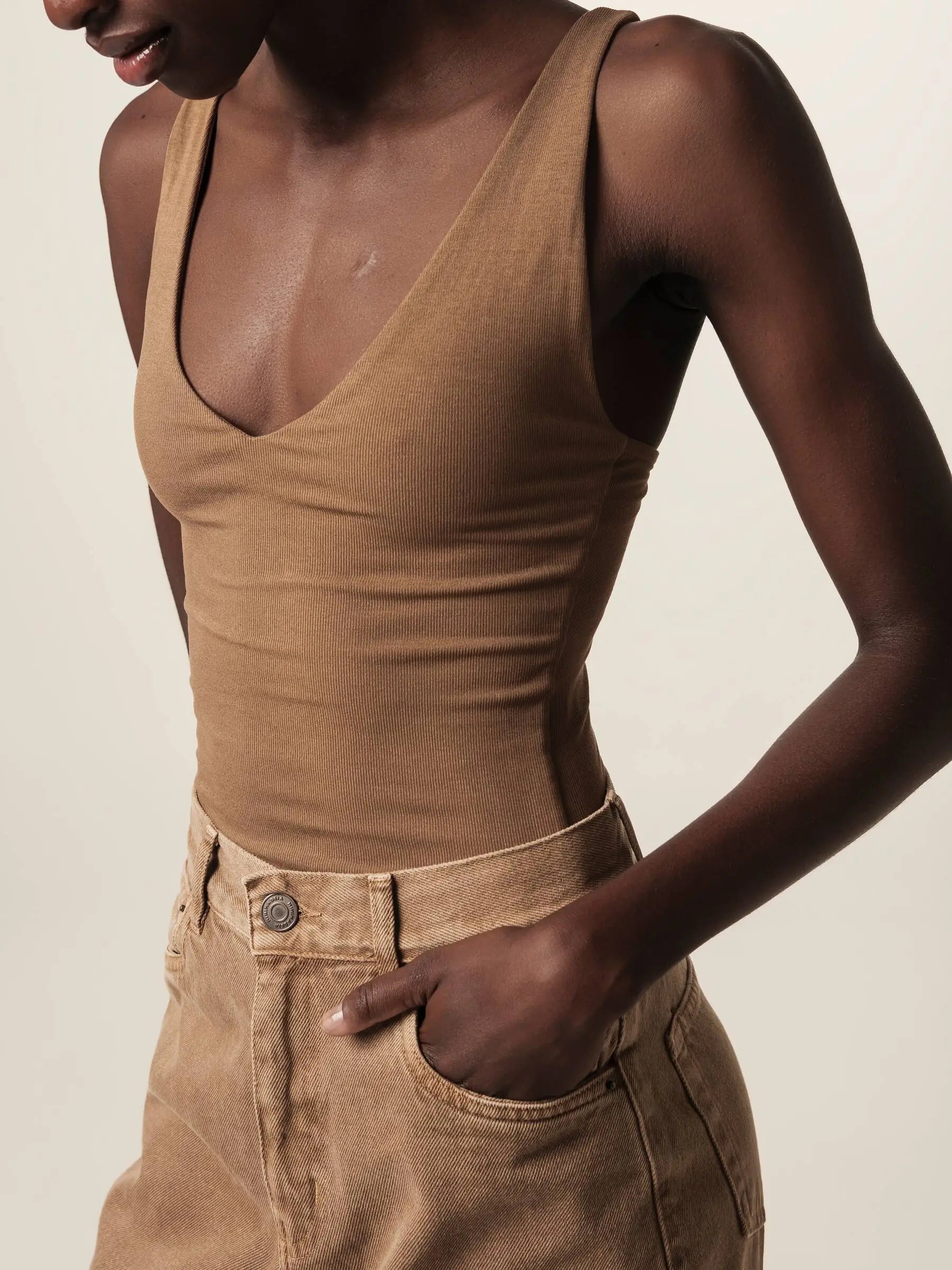 Body Decote V Papoula de Viscose FSC™ Marrom Claro Essencial 365. Compre online moda sustentável e atemporal na Minimadeia, marca slow fashion de roupas femininas. Foto produto JUN26 06