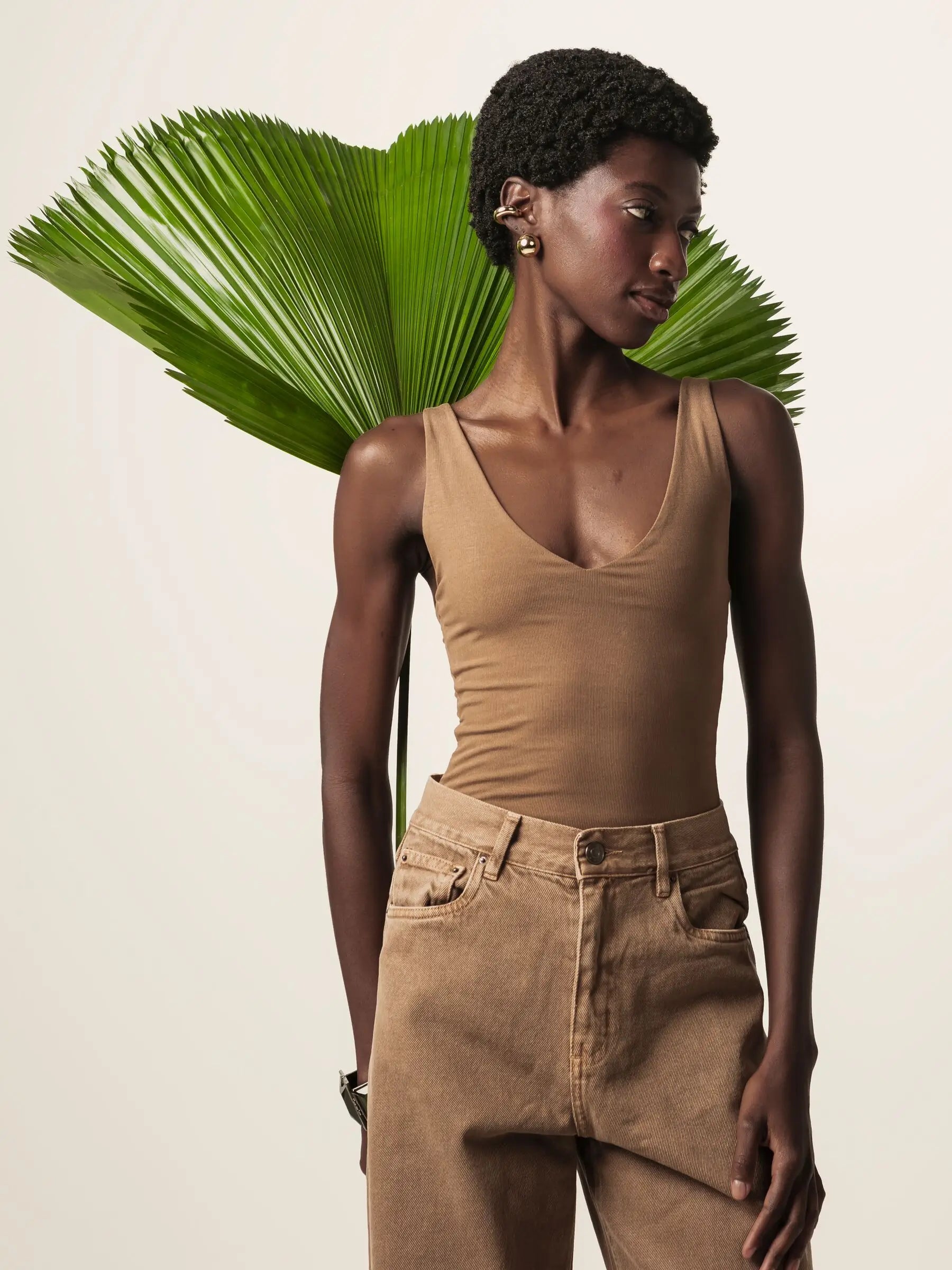 Body Decote V Papoula de Viscose FSC™ Marrom Claro Essencial 365. Compre online moda sustentável e atemporal na Minimadeia, marca slow fashion de roupas femininas. Foto produto JUN26 07