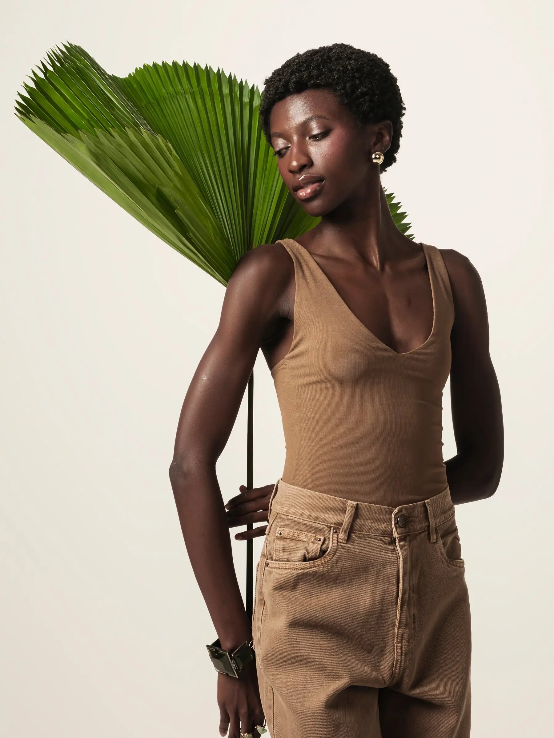 Body Decote V Papoula de Viscose FSC™ Marrom Claro Essencial 365. Compre online moda sustentável e atemporal na Minimadeia, marca slow fashion de roupas femininas. Foto produto JUN26 08