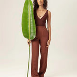 Body Decote V Papoula de Viscose FSC™ Marrom Escuro Essencial 365. Compre online moda sustentável e atemporal na Minimadeia, marca slow fashion de roupas femininas. Foto produto MAR26 02