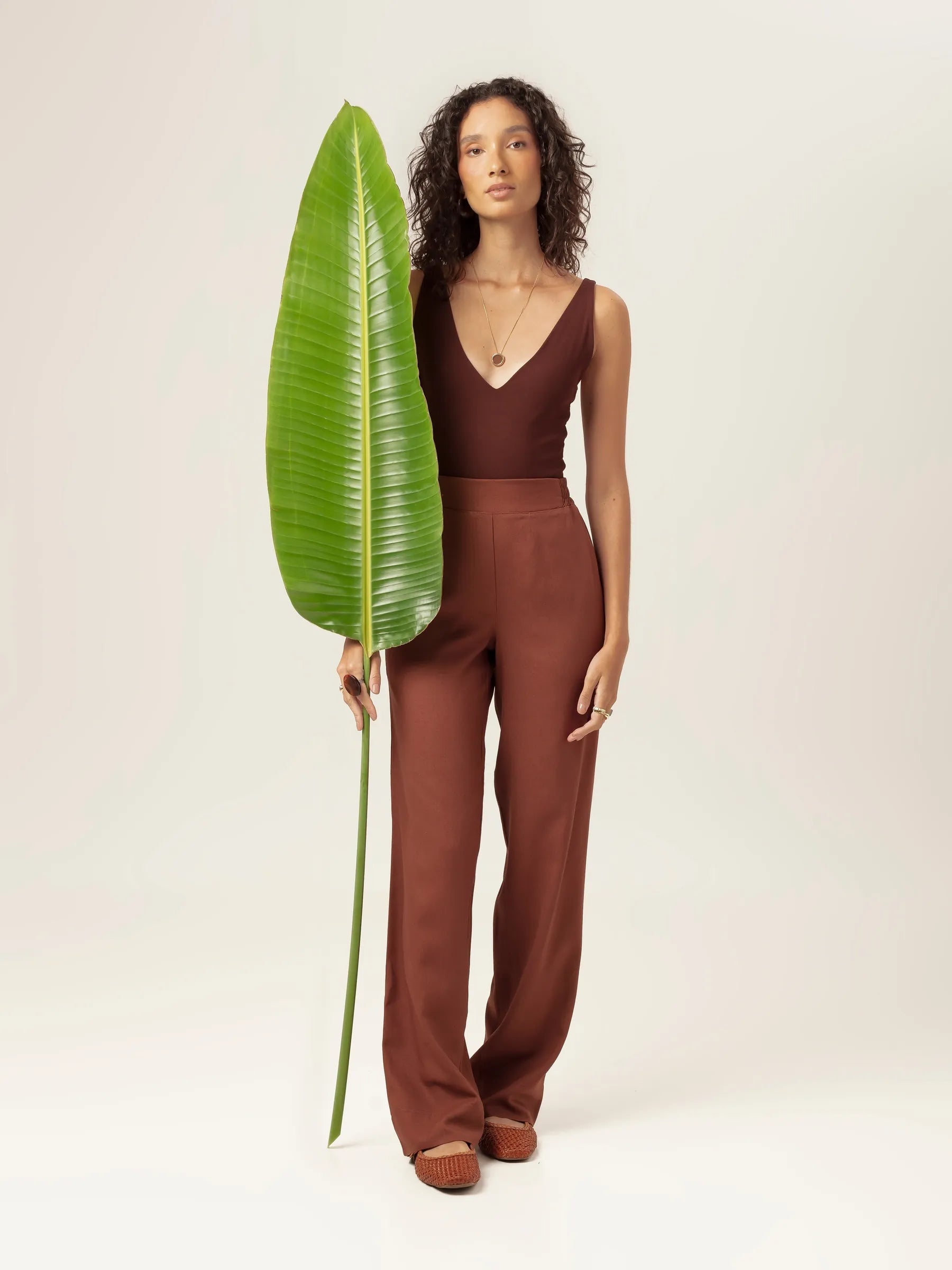 Body Decote V Papoula de Viscose FSC™ Marrom Escuro Essencial 365. Compre online moda sustentável e atemporal na Minimadeia, marca slow fashion de roupas femininas. Foto produto MAR26 02