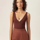 Body Decote V Papoula de Viscose FSC™ Marrom Escuro Essencial 365. Compre online moda sustentável e atemporal na Minimadeia, marca slow fashion de roupas femininas. Foto produto MAR26 05