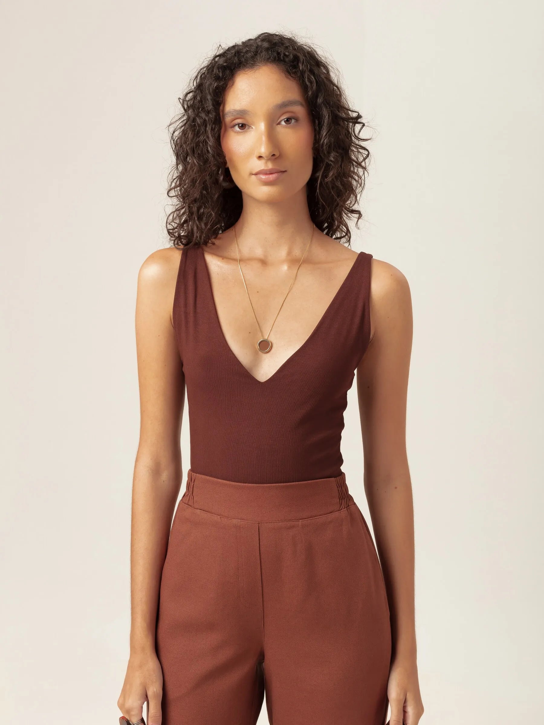 Body Decote V Papoula de Viscose FSC™ Marrom Escuro Essencial 365. Compre online moda sustentável e atemporal na Minimadeia, marca slow fashion de roupas femininas. Foto produto MAR26 05