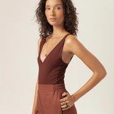 Body Decote V Papoula de Viscose FSC™ Marrom Escuro Essencial 365. Compre online moda sustentável e atemporal na Minimadeia, marca slow fashion de roupas femininas. Foto produto MAR26 06