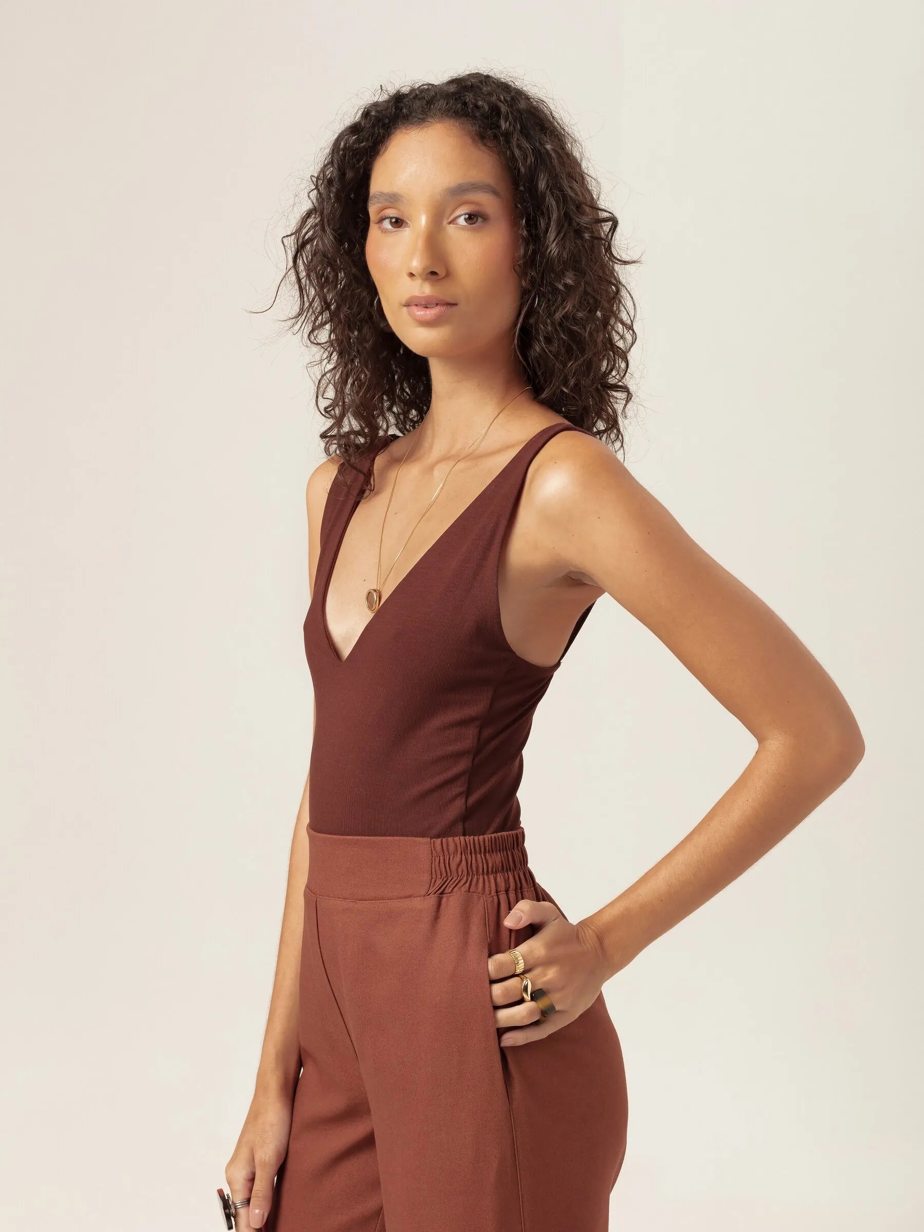 Body Decote V Papoula de Viscose FSC™ Marrom Escuro Essencial 365. Compre online moda sustentável e atemporal na Minimadeia, marca slow fashion de roupas femininas. Foto produto MAR26 06