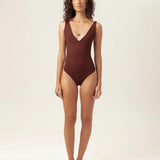 Body Decote V Papoula de Viscose FSC™ Marrom Escuro Essencial 365. Compre online moda sustentável e atemporal na Minimadeia, marca slow fashion de roupas femininas. Foto produto MAR26 08