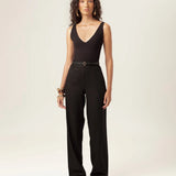 Body Decote V Papoula de Viscose FSC™ Preto Essencial 365. Compre online moda sustentável e atemporal na Minimadeia, marca slow fashion de roupas femininas. Foto produto MAR26 01