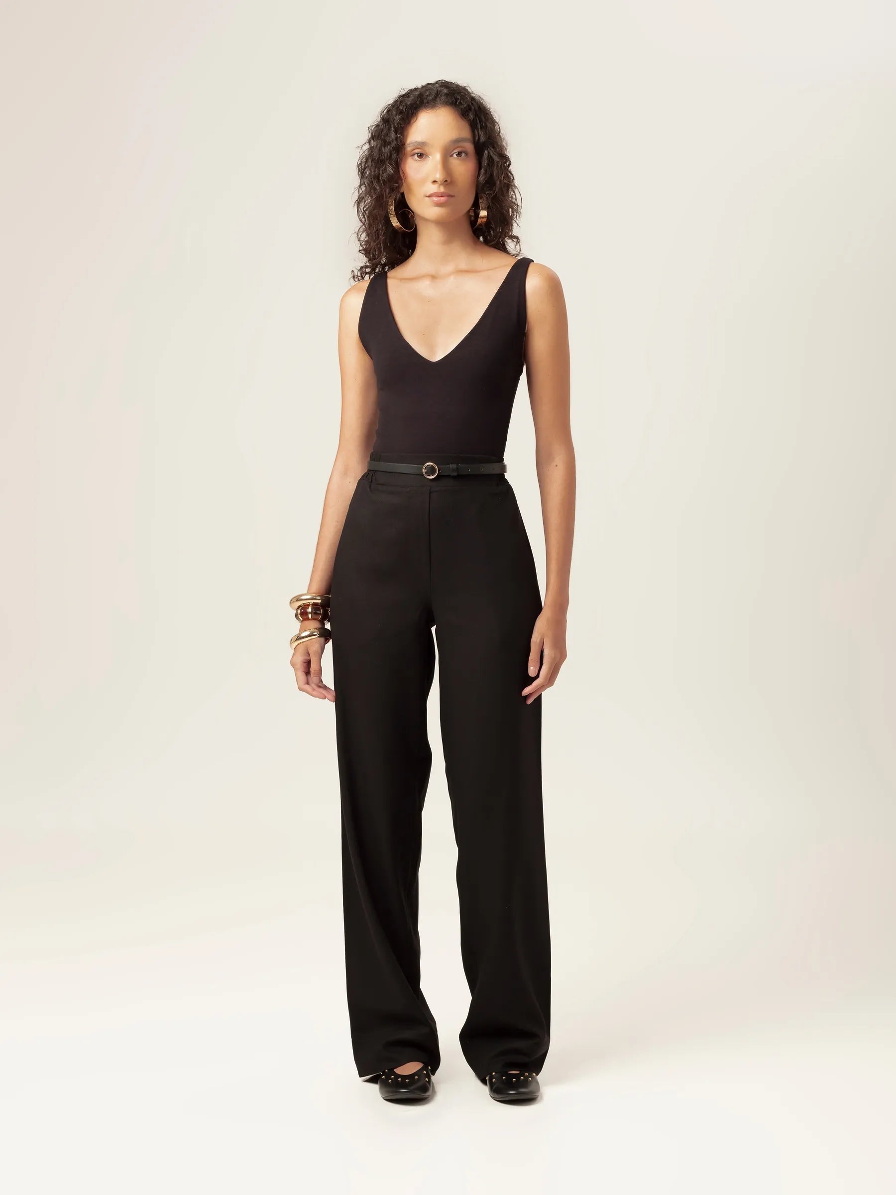 Body Decote V Papoula de Viscose FSC™ Preto Essencial 365. Compre online moda sustentável e atemporal na Minimadeia, marca slow fashion de roupas femininas. Foto produto MAR26 01