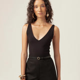 Body Decote V Papoula de Viscose FSC™ Preto Essencial 365. Compre online moda sustentável e atemporal na Minimadeia, marca slow fashion de roupas femininas. Foto produto MAR26 02