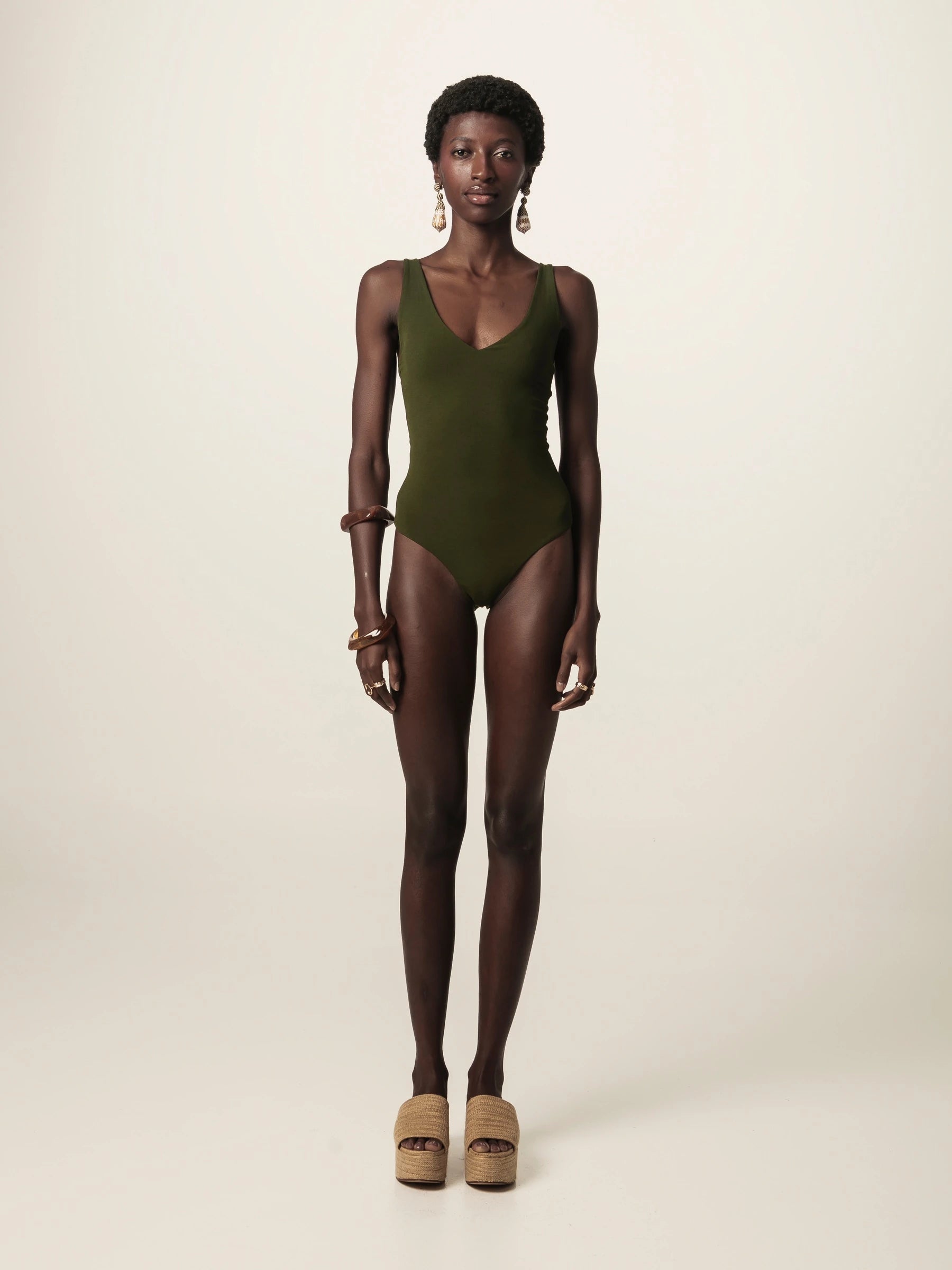Body Decote V Papoula de Viscose FSC™ Verde Escuro Essencial 365. Compre online moda sustentável e atemporal na Minimadeia, marca slow fashion de roupas femininas. Foto produto JUN26 01
