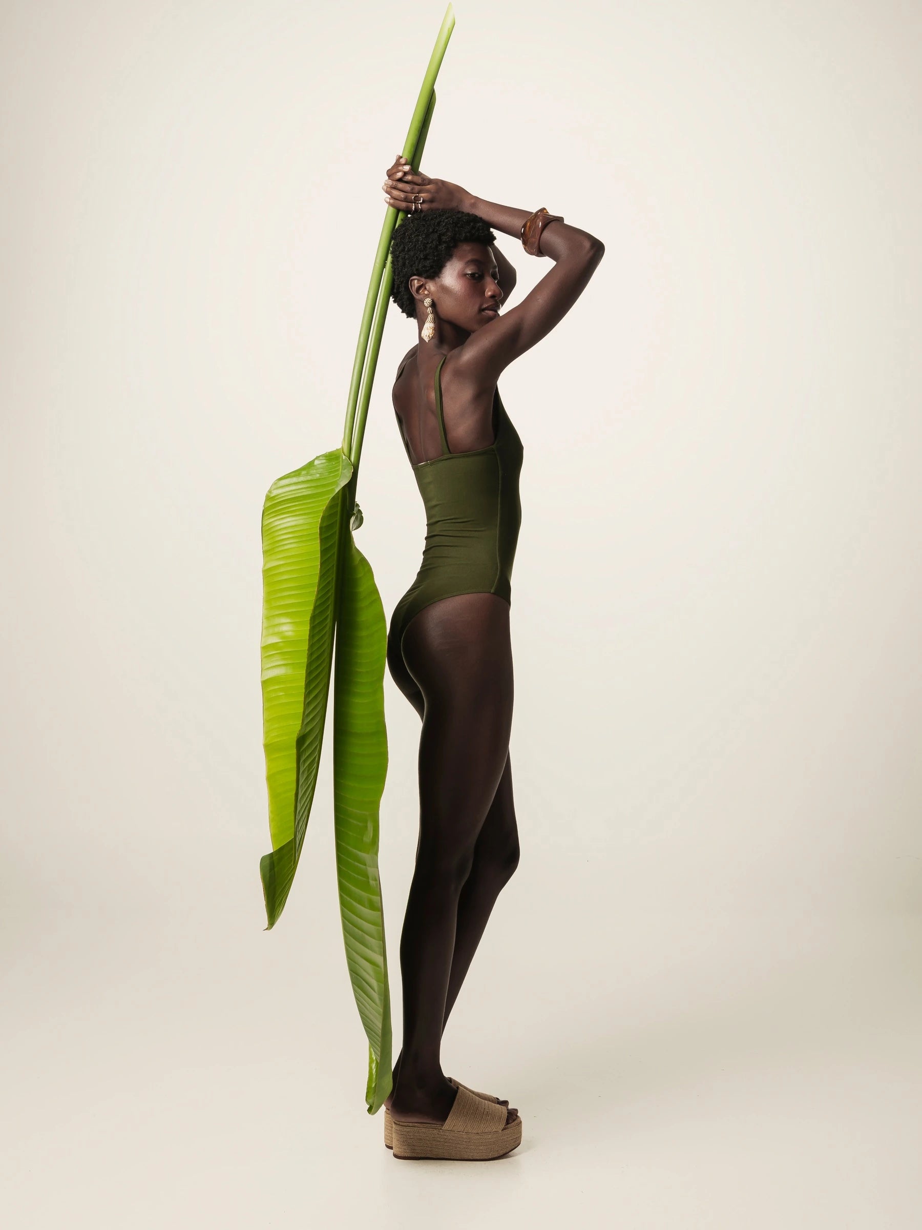 Body Decote V Papoula de Viscose FSC™ Verde Escuro Essencial 365. Compre online moda sustentável e atemporal na Minimadeia, marca slow fashion de roupas femininas. Foto produto JUN26 05