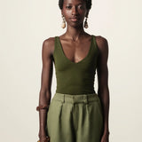 Body Decote V Papoula de Viscose FSC™ Verde Escuro Essencial 365. Compre online moda sustentável e atemporal na Minimadeia, marca slow fashion de roupas femininas. Foto produto JUN26 09