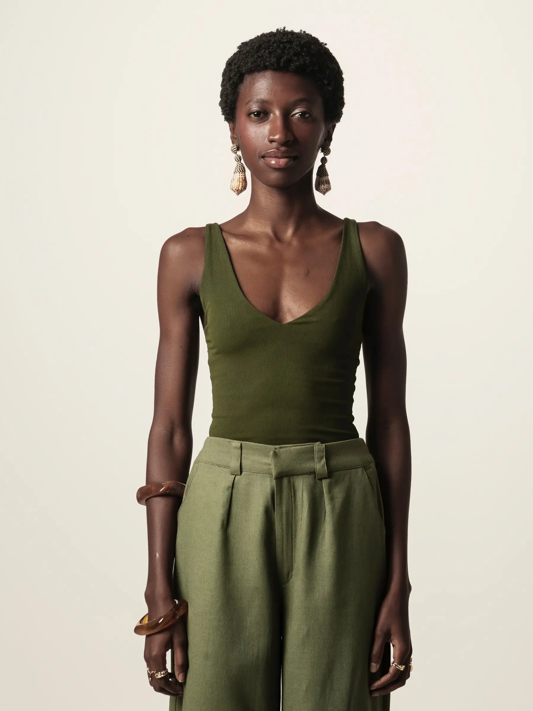 Body Decote V Papoula de Viscose FSC™ Verde Escuro Essencial 365. Compre online moda sustentável e atemporal na Minimadeia, marca slow fashion de roupas femininas. Foto produto JUN26 09
