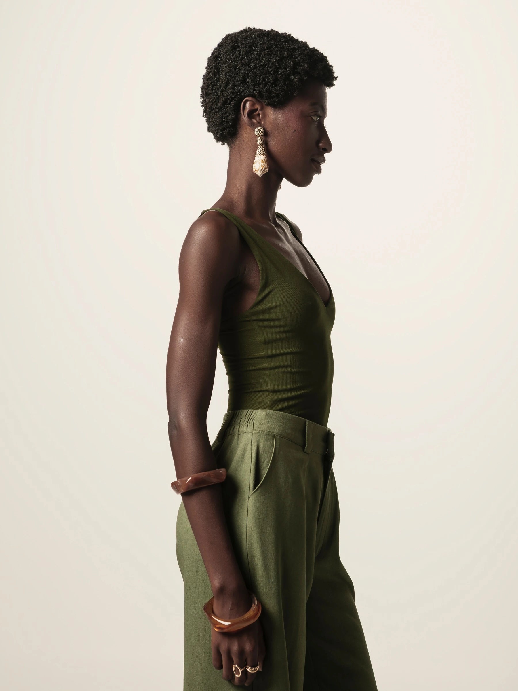 Body Decote V Papoula de Viscose FSC™ Verde Escuro Essencial 365. Compre online moda sustentável e atemporal na Minimadeia, marca slow fashion de roupas femininas. Foto produto JUN26 10