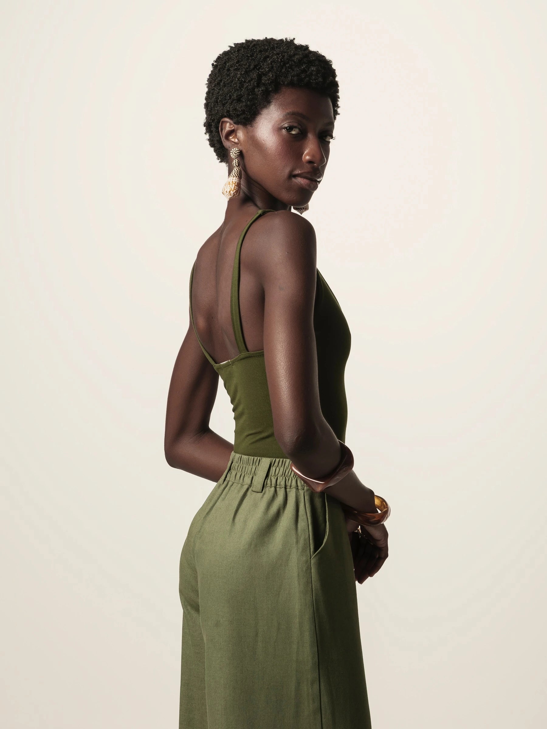 Body Decote V Papoula de Viscose FSC™ Verde Escuro Essencial 365. Compre online moda sustentável e atemporal na Minimadeia, marca slow fashion de roupas femininas. Foto produto JUN26 11