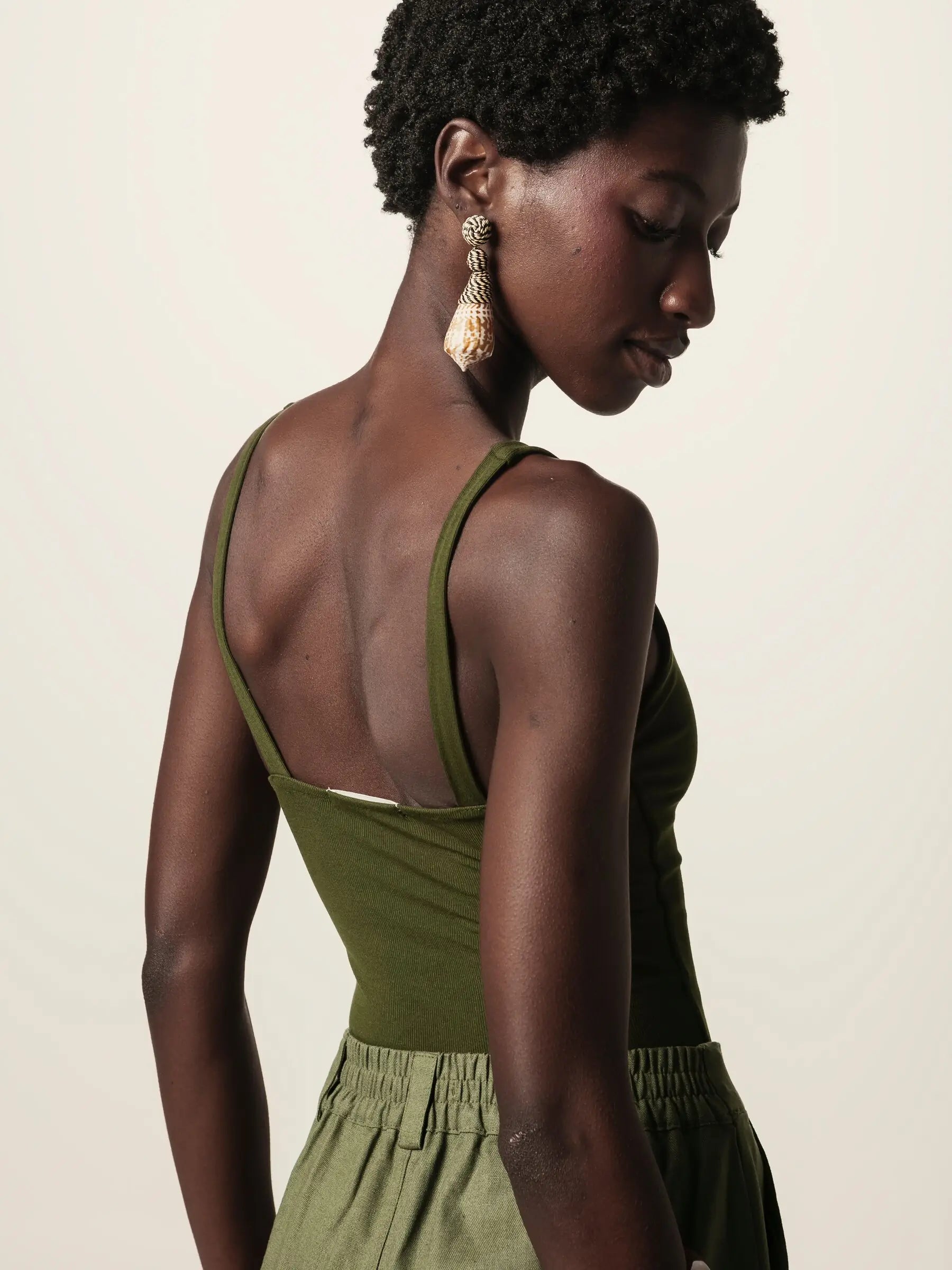 Body Decote V Papoula de Viscose FSC™ Verde Escuro Essencial 365. Compre online moda sustentável e atemporal na Minimadeia, marca slow fashion de roupas femininas. Foto produto JUN26 12