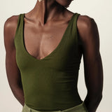 Body Decote V Papoula de Viscose FSC™ Verde Escuro Essencial 365. Compre online moda sustentável e atemporal na Minimadeia, marca slow fashion de roupas femininas. Foto produto JUN26 13