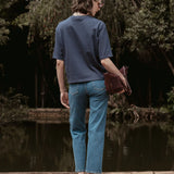 Camiseta Boxy Begônia Preta de Algodão BCI™ Azul Escuro Essencial 365. Compre online moda sustentável e atemporal na Minimadeia, marca slow fashion de roupas femininas. Foto produto SET26 03