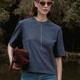 Camiseta Boxy Begônia Preta de Algodão BCI™ Azul Escuro Essencial 365. Compre online moda sustentável e atemporal na Minimadeia, marca slow fashion de roupas femininas. Foto produto SET26 04