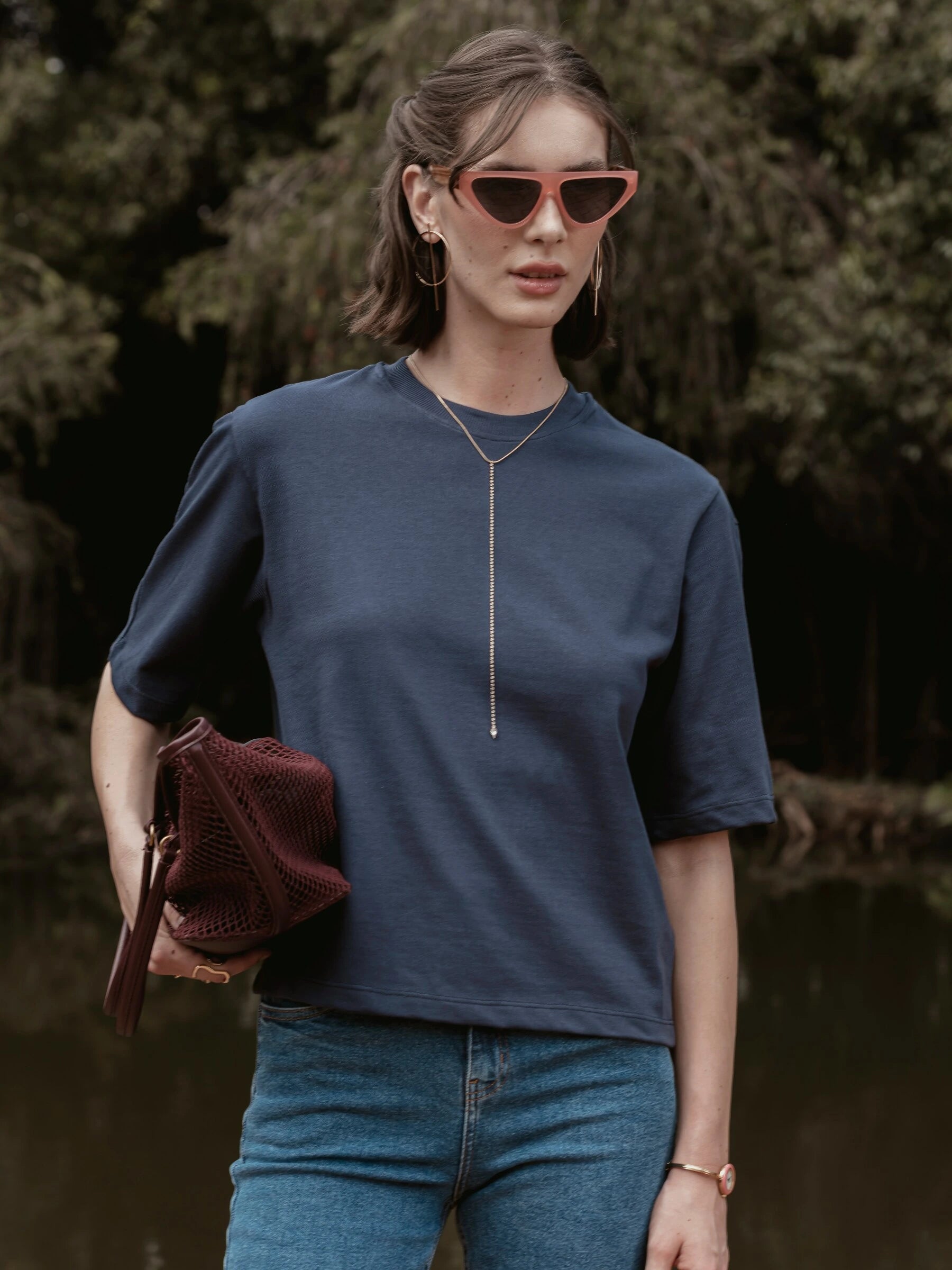 Camiseta Boxy Begônia Preta de Algodão BCI™ Azul Escuro Essencial 365. Compre online moda sustentável e atemporal na Minimadeia, marca slow fashion de roupas femininas. Foto produto SET26 04