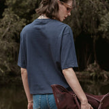 Camiseta Boxy Begônia Preta de Algodão BCI™ Azul Escuro Essencial 365. Compre online moda sustentável e atemporal na Minimadeia, marca slow fashion de roupas femininas. Foto produto SET26 05