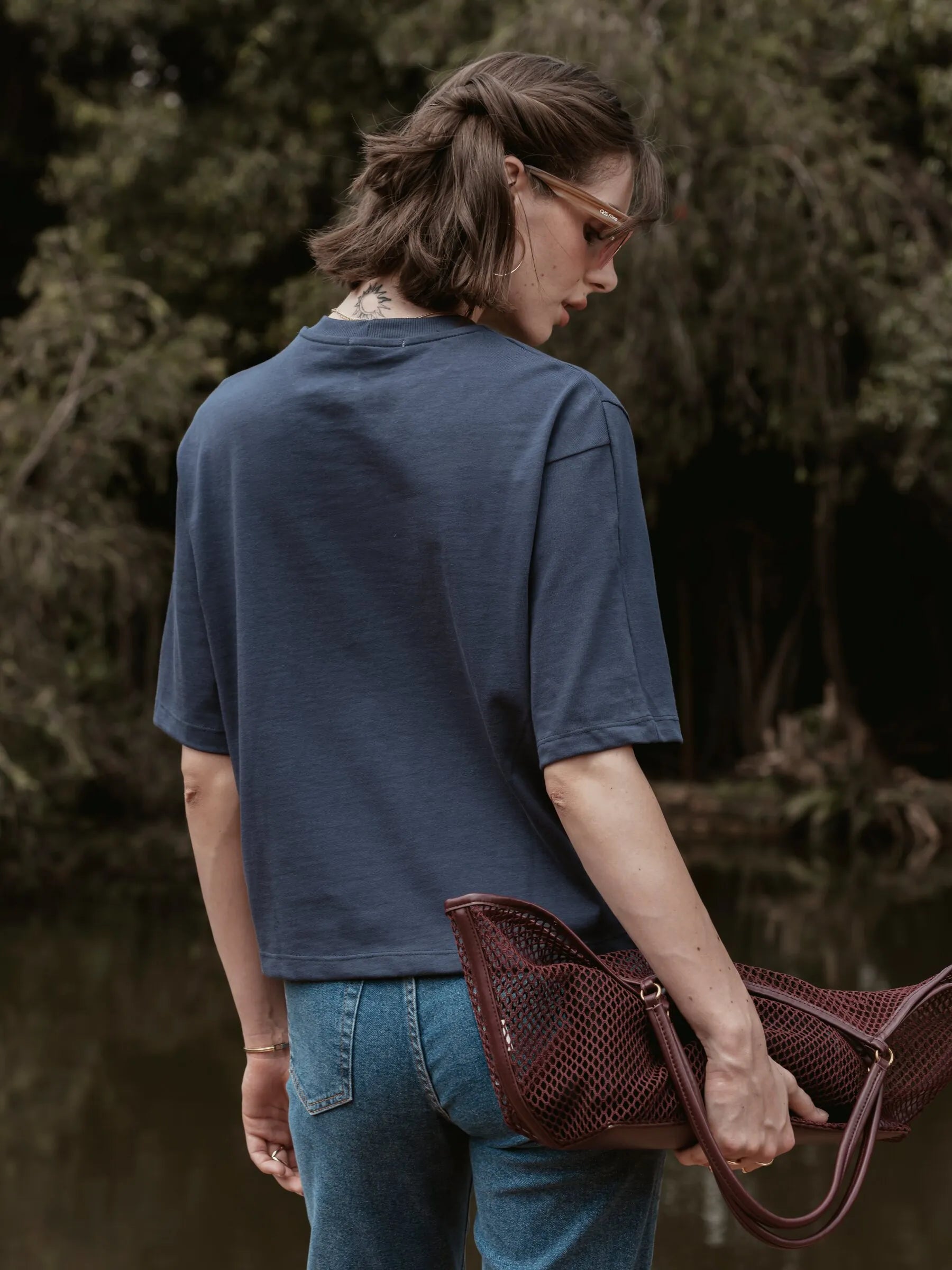 Camiseta Boxy Begônia Preta de Algodão BCI™ Azul Escuro Essencial 365. Compre online moda sustentável e atemporal na Minimadeia, marca slow fashion de roupas femininas. Foto produto SET26 05