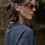 Camiseta Boxy Begônia Preta de Algodão BCI™ Azul Escuro Essencial 365. Compre online moda sustentável e atemporal na Minimadeia, marca slow fashion de roupas femininas. Foto produto SET26 06
