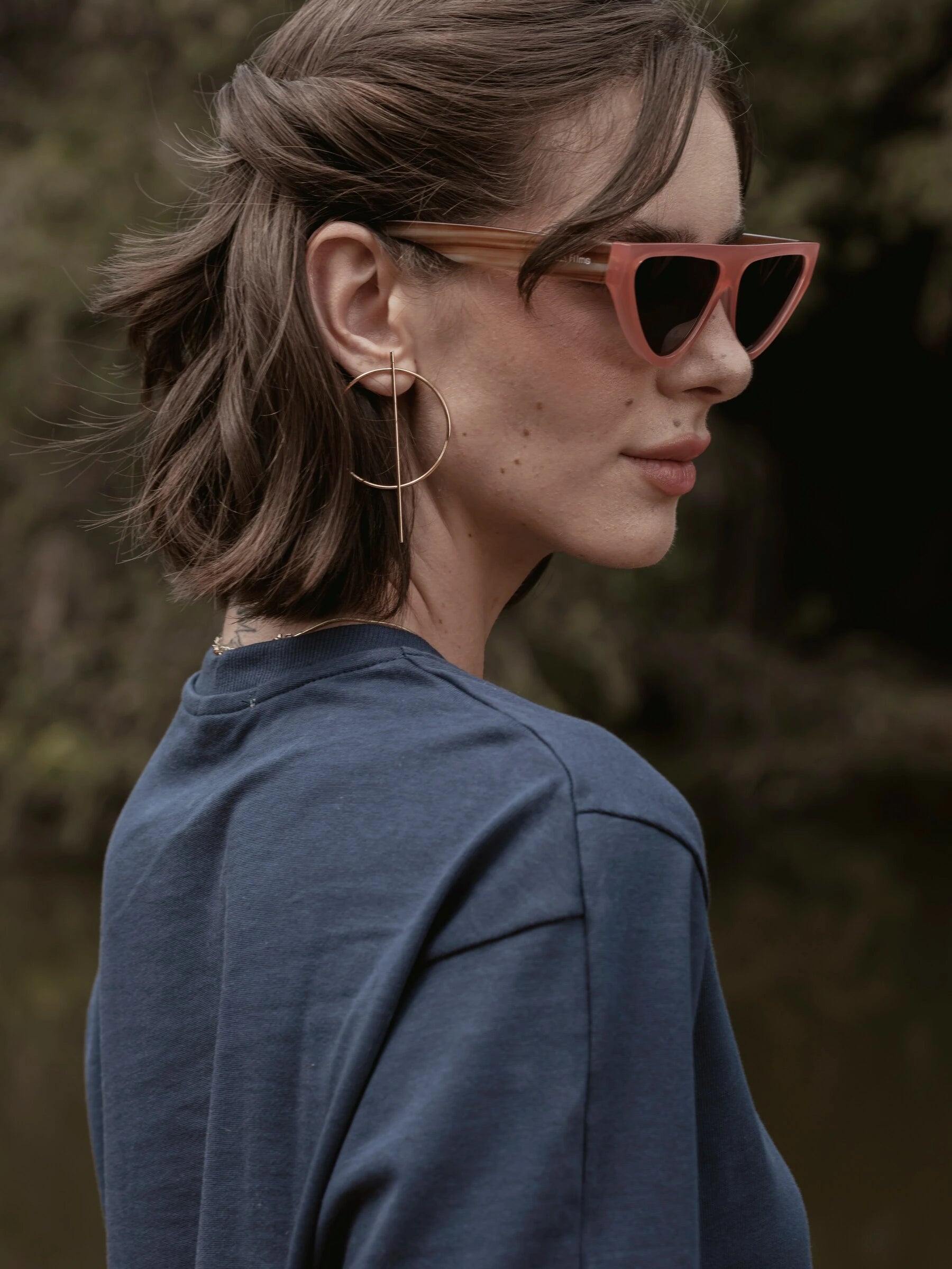 Camiseta Boxy Begônia Preta de Algodão BCI™ Azul Escuro Essencial 365. Compre online moda sustentável e atemporal na Minimadeia, marca slow fashion de roupas femininas. Foto produto SET26 06