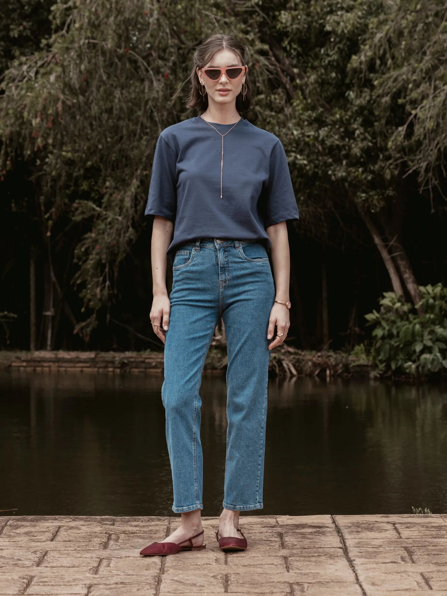Camiseta Boxy Begônia Preta de Algodão BCI™ Azul Escuro Essencial 365. Compre online moda sustentável e atemporal na Minimadeia, marca slow fashion de roupas femininas. Foto produto SET26 07