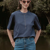 Camiseta Boxy Begônia Preta de Algodão BCI™ Azul Escuro Essencial 365. Compre online moda sustentável e atemporal na Minimadeia, marca slow fashion de roupas femininas. Foto produto SET26 08