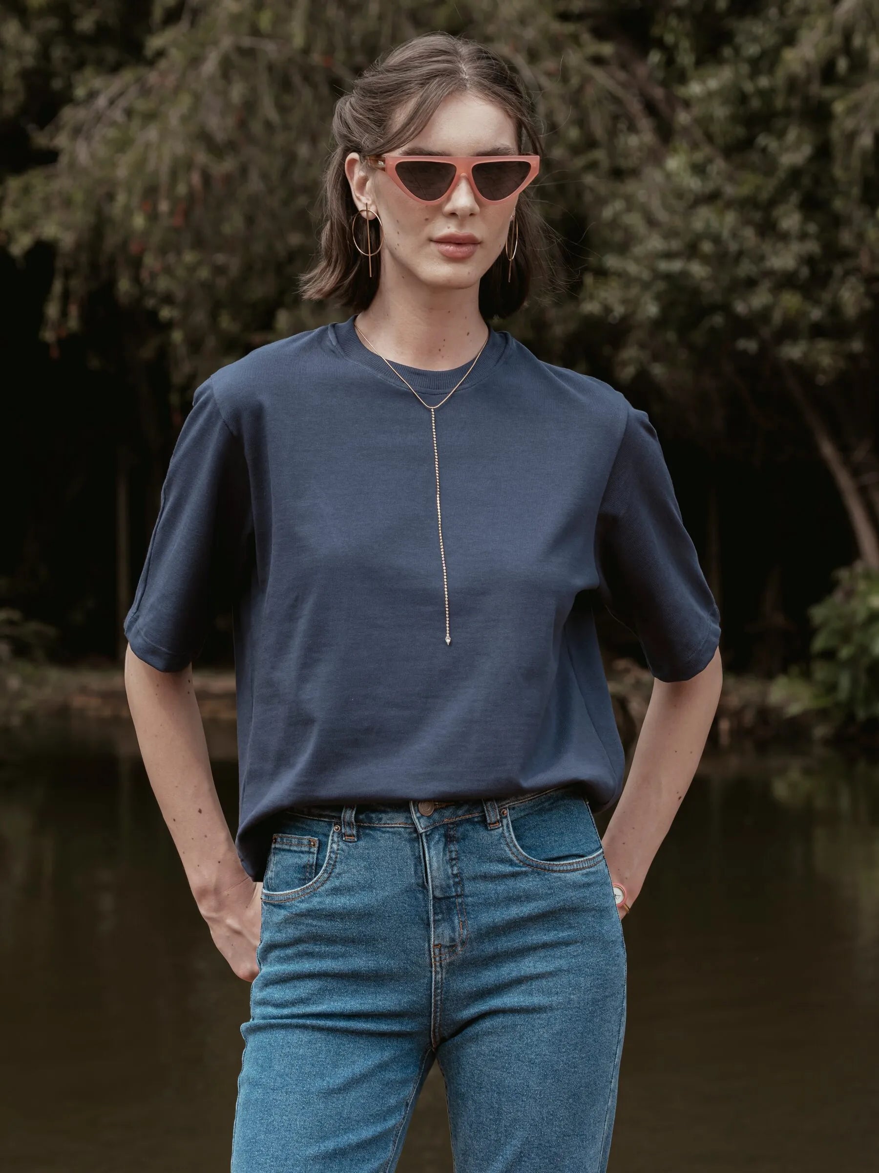 Camiseta Boxy Begônia Preta de Algodão BCI™ Azul Escuro Essencial 365. Compre online moda sustentável e atemporal na Minimadeia, marca slow fashion de roupas femininas. Foto produto SET26 08