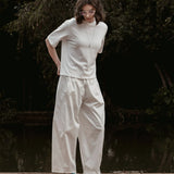 Camiseta Boxy Begônia Preta de Algodão BCI™ Branca Off White Essencial 365. Compre online moda sustentável e atemporal na Minimadeia, marca slow fashion de roupas femininas. Foto produto SET26 02