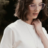 Camiseta Boxy Begônia Preta de Algodão BCI™ Branca Off White Essencial 365. Compre online moda sustentável e atemporal na Minimadeia, marca slow fashion de roupas femininas. Foto produto SET26 03