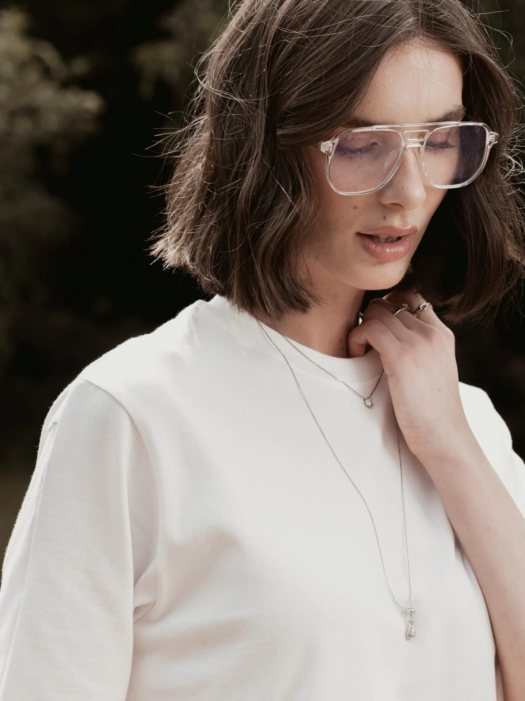 Camiseta Boxy Begônia Preta de Algodão BCI™ Branca Off White Essencial 365. Compre online moda sustentável e atemporal na Minimadeia, marca slow fashion de roupas femininas. Foto produto SET26 03