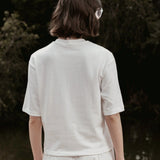 Camiseta Boxy Begônia Preta de Algodão BCI™ Branca Off White Essencial 365. Compre online moda sustentável e atemporal na Minimadeia, marca slow fashion de roupas femininas. Foto produto SET26 04