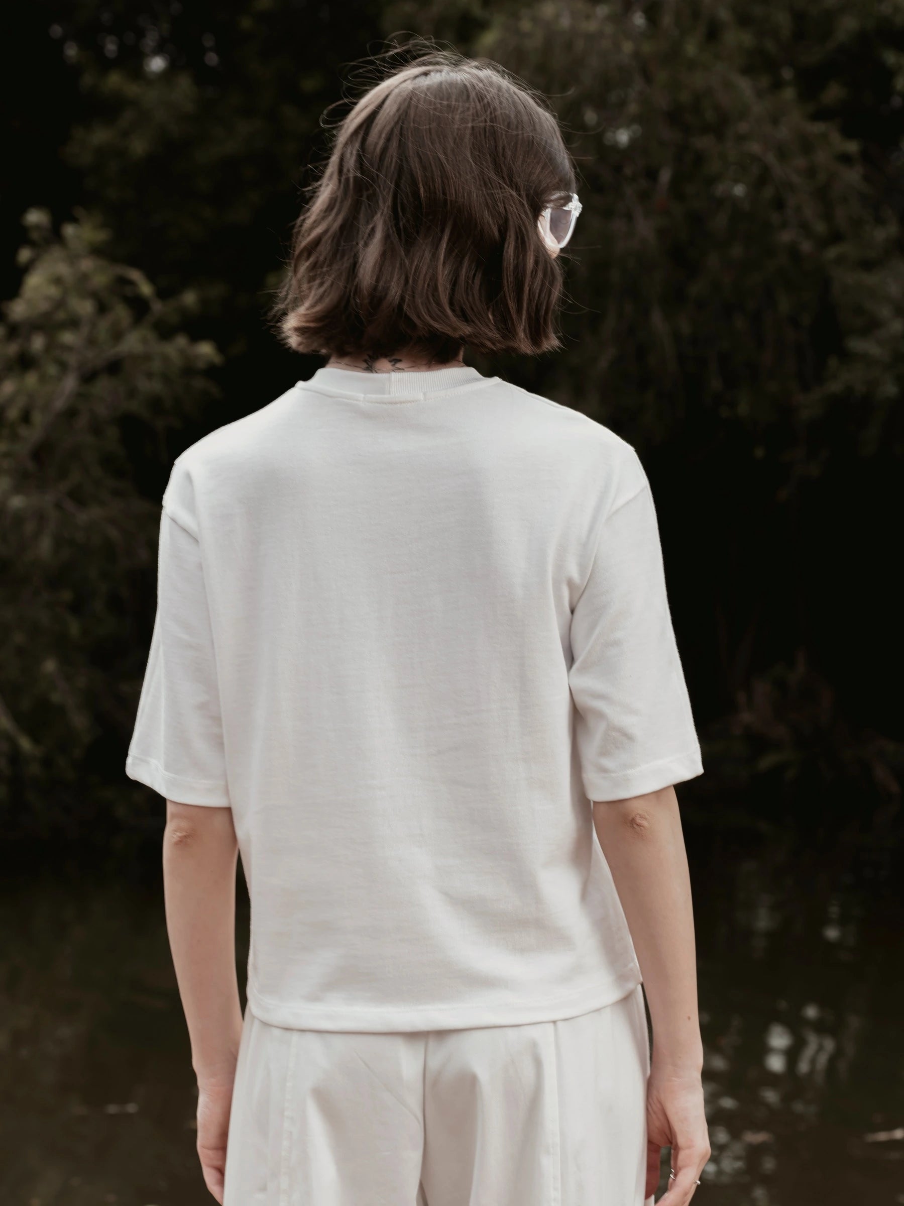 Camiseta Boxy Begônia Preta de Algodão BCI™ Branca Off White Essencial 365. Compre online moda sustentável e atemporal na Minimadeia, marca slow fashion de roupas femininas. Foto produto SET26 04