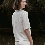 Camiseta Boxy Begônia Preta de Algodão BCI™ Branca Off White Essencial 365. Compre online moda sustentável e atemporal na Minimadeia, marca slow fashion de roupas femininas. Foto produto SET26 05