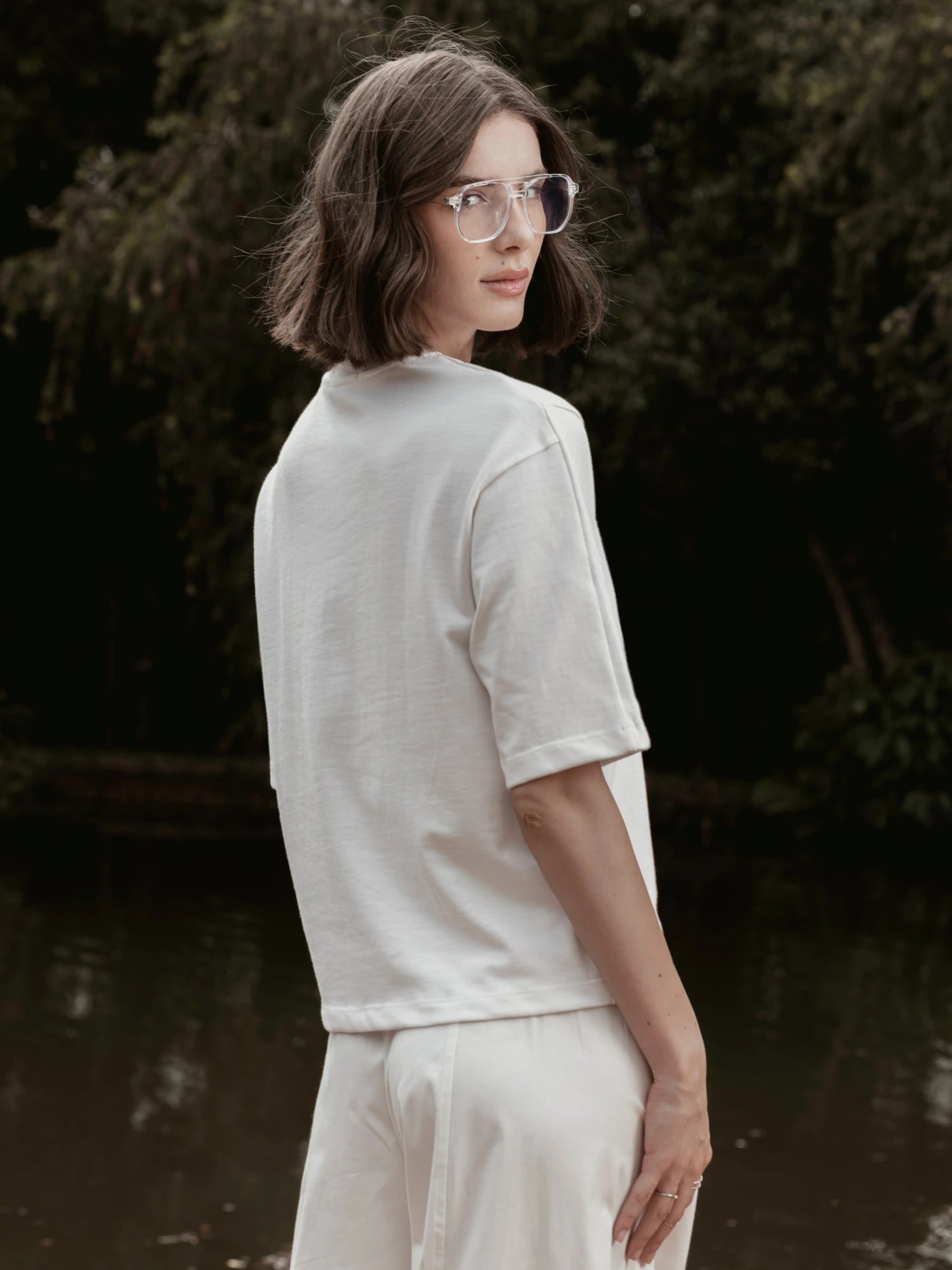 Camiseta Boxy Begônia Preta de Algodão BCI™ Branca Off White Essencial 365. Compre online moda sustentável e atemporal na Minimadeia, marca slow fashion de roupas femininas. Foto produto SET26 05